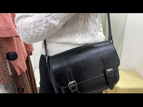❤️ 試着室でディルドを使った若い雌犬フェラルベリーの公開オナニー ❌ 上質なセックス ❌️