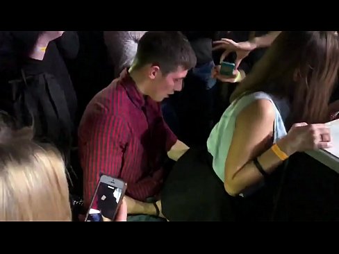 ❤️ ロシアのナイトクラブでリアルセックス。18歳のロシア人少女がナイトクラブで肛門と膣を犯される ❌ 上質なセックス ❌️